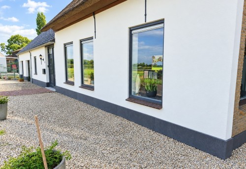 Dijkwoning in Maasdam met Belgisch hardsteen gevelplint